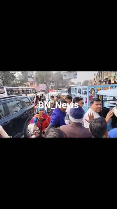 बहरोड़ नया बस स्टैंड पर कार से ई रिक्शा भीड़ गया तो कार चालक ने लगाया आधे घंटे तक बीच सड़क पर जाम
सड़क पर करता रहा ई रिक्शा ...