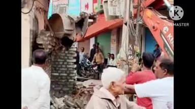 ललितपुर: पुराने सदर कांटे के पास रसूखदार व्यक्ति द्वारा किए गए चर्चित अवैध अतिक्रमण को प्रशासन के बुलडोजर ने कड़ी मशक्कत कर ढहाया