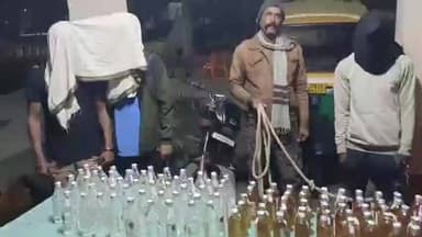 कुटुंबा: अंबा पुलिस ने ऑटो और बाइक पर ले जा रहे देसी शराब की खेप के साथ तीन कारोबारियों को किया गिरफ्तार