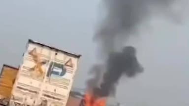 छाता: कोसीकलां बॉर्डर के समीप चॉकलेट से भरे कंटेनर में टायर फटने से लगी आग, चालक ने कूदकर बचाई जान