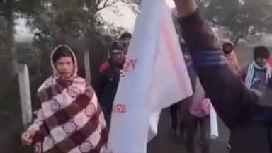 ସୁନ୍ଦରଗଡ ସହର: ଜିଲ୍ଲା ପ୍ରଶାସନ ଓ DCBL ବିପକ୍ଷରେ ସ୍ଥାନୀୟ ବାସିନ୍ଦାଙ୍କ ଝଗରପୁର ନିକଟରେ ରାଜ୍ୟ ରାଜପଥ - 10 ଅବରୋଧ , ଗାଡ଼ି ଚଳାଚଳ ସମ୍ପୂର୍ଣ୍ଣ ଠପ୍