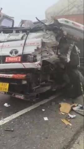 लूनकरनसर: कोहरे के चलते एनएच-62 पर दो ट्रकों की भिड़ंत, चालकों को मिली मामूली चोटें