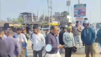 দেৰগাঁও: দেৰগাঁও লাহতি চাৰিআলিৰ চাৰিলেনযুক্ত ৰাষ্ট্ৰীয় ঘাইপথত পথ দুৰ্ঘটনা, ডাম্পাৰৰ খুন্দা বাইকত, কথমপি প্ৰাণ ৰক্ষা বাইক আৰোহীৰ