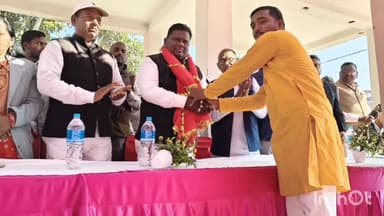 मनिका: मनिका में अष्टभुजी मां दुर्गा की प्राण प्रतिष्ठा के कलश यात्रा में शामिल हुए विधायक और थाना प्रभारी