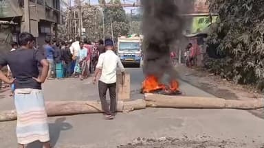 জয়নগর ১: পদ্মেরহাটে কুলপি রোডে আগুন জ্বালিয়ে রাস্তায় কাঠের গুঁড়ি ফেলে রাস্তা অবরোধ। এস আই আর এর প্রতিবাদে রাস্তা অবরোধ