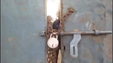 గాజువాక: గాజువాక, రామచంద్ర నగర్ డంపింగ్ యార్డ్ లో దుర్వాసన రావడంతో తాళాలు వేసిన స్థానికులు