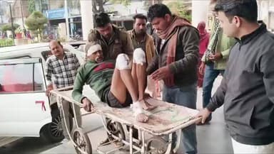 छतरपुर नगर: उर्दमऊ में चार पहिया वाहन ने दो पहिया वाहन चालकों को मारी टक्कर, घायल ज़िला अस्पताल में भर्ती