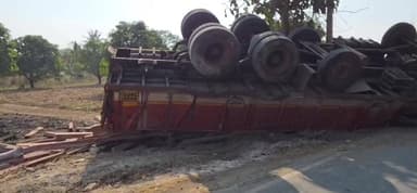 ಹಳಿಯಾಳ: ಕೆಸರೊಳ್ಳಿ ಕ್ರಾಸ್ ಹತ್ತಿರ ಚಾಲಕನ ನಿಯಂತ್ರಣ ತಪ್ಪಿ ಹೊಲಕ್ಕೆ ಉರುಳಿ ಬಿದ್ದ ಟ್ರಕ್