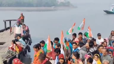 হিঙ্গলগঞ্জ: বারাসাতে অভিষেক বন্দ্যোপাধ্যায় এর জনসভায় যাওয়ার জন্য লেবুখালী ফেরিঘাট থেকে রওনা দিলেন তৃণমূলের কর্মীরা