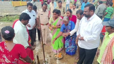 నెక్కొండ: నెక్కొండ ఎస్ ఐ తన సొంత డబ్బులతో తల్లిదండ్రులు కోల్పోయిన చిన్నారులకు ఇల్లు నిర్మించేందుకు ముగ్గు పోశాడు