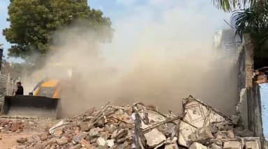 कोटा जिले के हार्डकोर हिस्ट्रीशीटर आदिल मिर्जा के मकान पर चला बुलडोजर