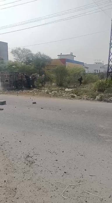 भीलवाड़ा: पुलिस ने फिल्मी स्टाइल से पकडा बजरी से भरा ट्रैक्टर ट्राली , अचानक चलते ट्रैक्टर में पुलिस का जवान चढ़कर ट्रेक...