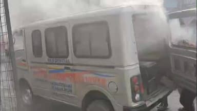 नाथनगर: पीपरपाती रैन बसेरा के पास स्कूल वैन में लगी आग, स्थानीय लोगों की तत्परता से टली बड़ी घटना