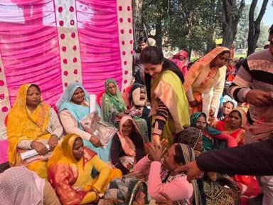 मछलीशहर: मछली शहर विधायक डॉ. रागिनी सोनकर ने आज परियत में महिला सशक्तिकरण अभियान के तहत कंबल वितरण का आयोजन किया