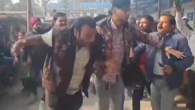 বারাবনী: আসানসোলে হেয়ারিং কেন্দ্র ব্যাপক উত্তেজনা,হাতাহাতি বিজেপি ও তৃণমূলের