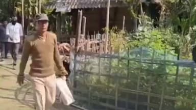 ডিফু: কাৰ্বি আংলং জিলাৰ বকলীয়াঘাটত ধনেশ পক্ষী উদ্ধাৰ,দুষ্প্ৰাপ্য ধনেশ পক্ষীটো আঘাট প্ৰাপ্ত অৱস্থাত উদ্ধাৰ