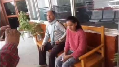 पडरौना: व्हील चेयर के अभाव में गोद में बेटी को लेकर डीएम कार्यालय पहुंचा विवश पिता, आयुष्मान कार्ड के लिए भटका