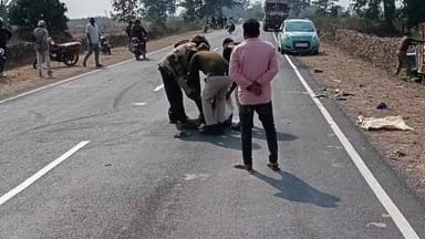 देवेंद्रनगर: सकरिया ककरहटी रोड पर अमचुई मोड़ के पास पोर्टीपिकअप ने बाइक को टक्कर मारी, एक की मौत, 3 घायल