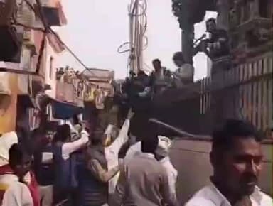 मणिकर्णिका घाट पर हंगामा कर रहे लोगों पर पुलिस ने किया लाठीचार्ज, हिरासत में लिया