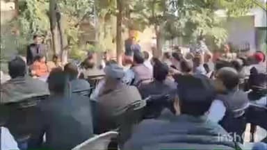 पलिया: पलिया तहसील में कंबल चोरी के मामले में अधिवक्ताओं ने अधिकारियों के खिलाफ किया धरना प्रदर्शन