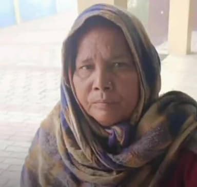 रिविलगंज: जिंदा महिला को कागजों में मृत बताकर वृद्धा पेंशन बंद की, सिस्टम की लापरवाही उजागर