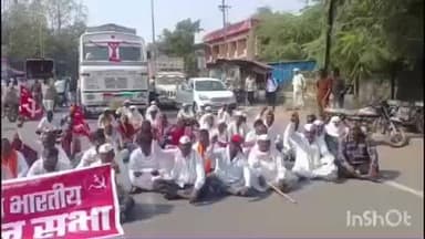 नांदगाव: अखिल भारतीय किसान सभेच्या वतीने नांदगाव औरंगाबाद रोडवर शेतकऱ्यांच्या विविध मागण्यासाठी रास्ता रोको आंदोलन