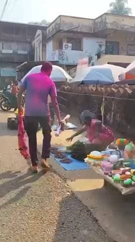 महाराष्ट्रः बाजार में सब्जी बेच रही मां को बेटे ने पैरों पर गिरकर दी CRPF जवान बनने की खुशखबरी
#CRPF |
#ViralVideo |
#Maharastra