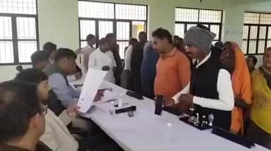 नौगढ़: नौगढ़ तहसील सभागार में सम्पूर्ण समाधान दिवस में जिलाधिकारी ने की सुनवाई, 90 मामलों में सिर्फ 4 शिकायतों का हुआ निस्तारण