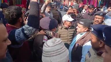 जोशियाड़ा: कूड़ा डंपिंग जोन हटाने की मांग को लेकर धरने पर बैठे यूकेडी नेता संतोष सेमवाल को पुलिस ने जल समाधि लेने से रोका