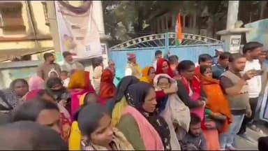 সাগরদিঘি: SIR-এর নামে সাধারণ মানুষকে হয়রানির প্রতিবাদে রাস্তায় বসলেন পড়লেন সাগরদিঘির বিধায়ক বায়রন বিশ্বাস