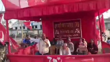 নবদ্বীপ: ডেপুটেশনকে কেন্দ্র করে ধুন্ধুমার মহেশগঞ্জ ভিডিও অফিস,প্রতিবাদে সাময়িক পথ অবরোধ CPI(M কর্মী সমর্থকদের