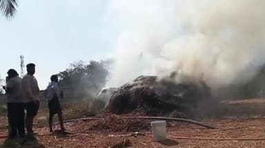 ರಾಮನಗರ: ರಾಗಿ ಬಣವೆಗೆ ಬೆಂಕಿ ಸುಟ್ಟು ಕರಕಲಾದ ರಾಗಿ ಬೆಳೆ, ಕೆಂಚನಕುಪ್ಪೆ ಗ್ರಾಮದಲ್ಲಿ ಘಟನೆ