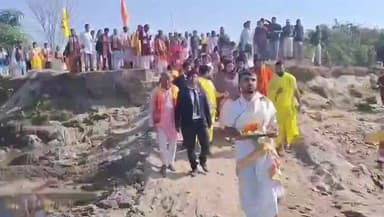 উত্তৰ লক্ষীমপুৰ: জহিঙত ত্ৰিবেণী সংগমত অনুষ্ঠিত হোৱা মহাৰুদ্ৰ যজ্ঞ অনুষ্ঠানত অংশগ্ৰহণ মুখ্যমন্ত্ৰী ড° হিমন্ত বিশ্ব শৰ্মাৰ পত্নীৰ