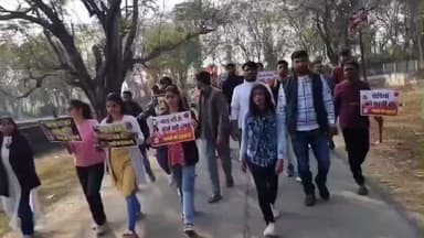 बोध गया: पटना: गर्ल्स हॉस्टल में छात्रा से दुष्कर्म और हत्या के विरोध में एमयू छात्रों का आक्रोश मार्च