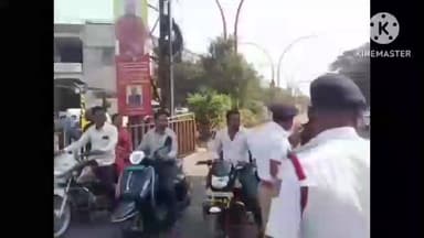 ವಿಜಯಪುರ: ನಗರದಲ್ಲಿ ದ್ವಿಚಕ್ರ ವಾಹನ ಸವಾರರಿಗೆ ಗುಲಾಬಿ ಹೂವು ನೀಡಿ ಹೆಲ್ಮೆಟ್ ಧರಿಸುವಂತೆ ಸಂಚಾರಿ ಪೊಲೀಸರಿಂದ ಮನವಿ