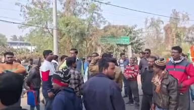 কাঁকসা: SIR এর নামে সাধারণ মানুষকে হয়রান করার অভিযোগে মানকর বুদবুদ রোড অবরোধ করে বিক্ষোভ তৃণমূলের