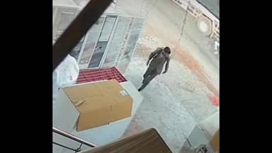 महेश्वर: महेश्वर में सड़क किनारे खड़े लोगों को कार ने रौंदा, व्यापारी की मौत, पिता-पुत्री घायल, वीडियो वायरल