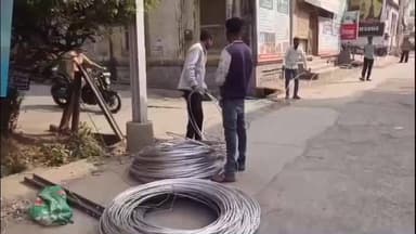 नेपानगर: मंडी बाजार में सब स्टेशन तक हाइटेंशन लाइन पहुंचने के लिए डाले गए तार, 5 घंटे बिजली रही बंद