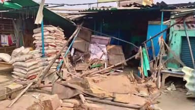 सहार: खैरा में बेकाबू 18 चक्का ट्रक का कहर, दो दुकानों को रौंदा, करीब दो लाख रुपये का हुआ नुकसान, दो दुकानदारों की टूटी कमर