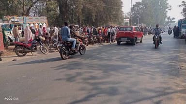 अलीराजपुर: शहर मे साप्ताहिक हाट बाजार के दिन खंडवा बड़ौदा राजमार्ग के सड़क किनारे लग रहा पशु बाजार, लग रहा लंबा जाम। #jansamsya