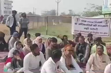 चास: चास नगर निगम कार्यालय के सामने सुपरवाइजर मजदूरों का धरना