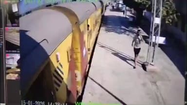 રાણાવાવ રેલવે સ્ટેશન ખાતે ચાલુ ટ્રેને ઉતરી રહેલ બાળકીને સ્ટેશન મેનેજર દ્વારા બચાવી લેવાઈ, સીસીટીવી ફૂટેજ આવ્યા સામે