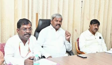 ಹೊಳಲ್ಕೆರೆ: ಪಟ್ಟಣದ ಪ್ರವಾಸಿ ಮಂದಿರದ ಸಭಾಂಗಣದಲ್ಲಿ ಗಣರಾಜ್ಯೋತ್ಸವ ಆಚರಣೆ ಕುರಿತಾಗಿ ಪೂರ್ವಭಾವಿ ಸಭೆ