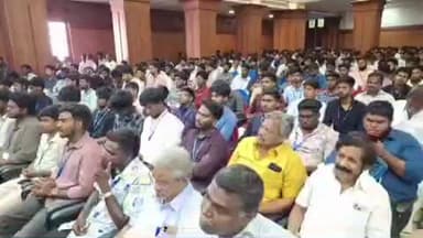 சிதம்பரம்: சிதம்பரம் அண்ணாமலை பல்கலைக்கழக மாணவர்களுக்கு மடிக்கணினி அமைச்சர் வழங்கினார்