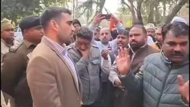 कैथल: गुहला: विधायक देवेंद्र हंस ने एसडीएम को झुनझुना थमाने की कोशिश की, वीडियो वायरल