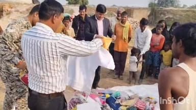 मंझिआंव: मझिआंव के दलको गांव में मजदूर परिवारों के बीच वस्त्र वितरण