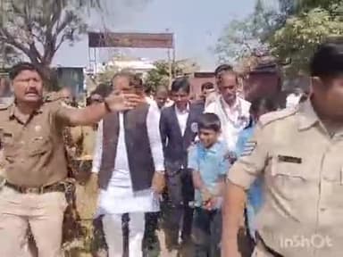 ಕಮಲನಗರ: ರೈತರಿಗೆ ಹೊಲಗಳಿಗೆ ಹೋಗಲು ದಾರಿ ವ್ಯವಸ್ಥೆ ಮಾಡಿಕೊಡಿ: ಕೊರೆಕಲ್ನಲ್ಲಿ ಅಧಿಕಾರಿಗಳಿಗೆ ಶಾಸಕ ಪ್ರಭು ಚೌಹಾಣ್ ಸೂಚನೆ