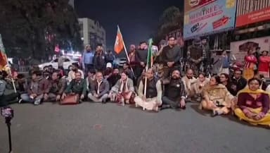 বারাবনী: পুলিশের সঙ্গে ধস্তাধস্তি বিজেপি কর্মীদের চলে পথ অবরোধ আসানসোলে