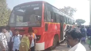 ಯಲಬರ್ಗ: ವಣಗೇರಿ ಗ್ರಾಮದಲ್ಲಿ ವಿದ್ಯಾರ್ಥಿಗಳು ಬಸ್ ಗಾಗಿ ಪ್ರತಿಭಟನೆ ನಡೆಸಿ ಬಸ್ ಸೌಲಬ್ಯಕ್ಕೆ ಒತ್ತಾಯ