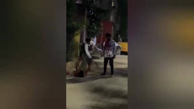 வேளச்சேரி: ஏ.சி. முதல் தெருவில் பயங்கரம் - டெலிவரி ஊழியரை சரமாரியாக வெட்டிய போதை ஆசாமிகள் - வெளியான அதிர்ச்சி வீடியோ